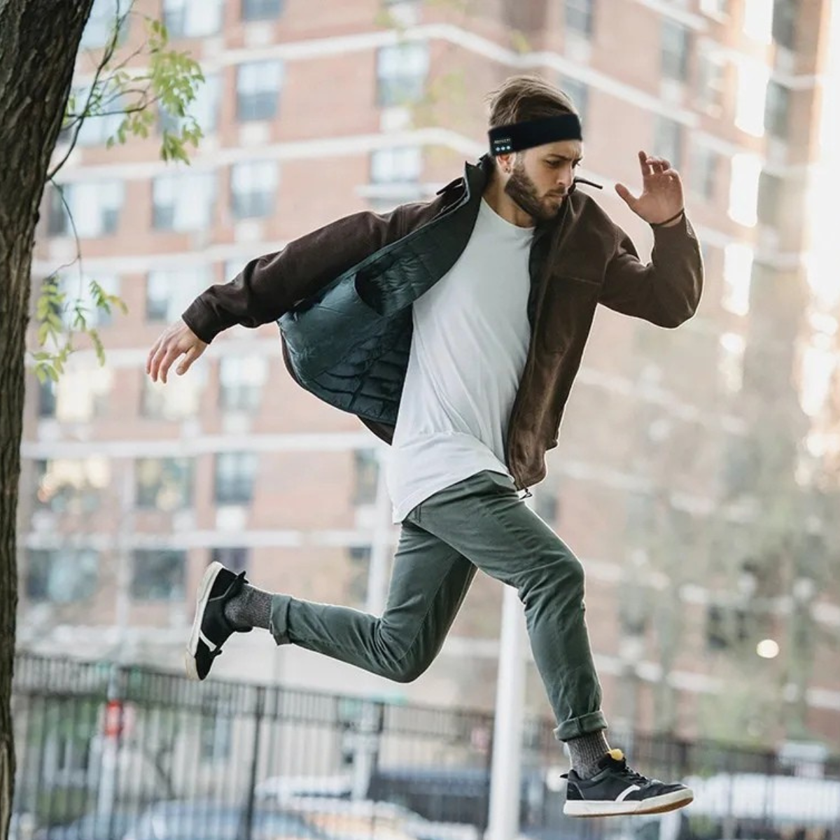 Man som tränar med Bluetooth pannband – perfekt för löpning och rörelse utan sladdar.